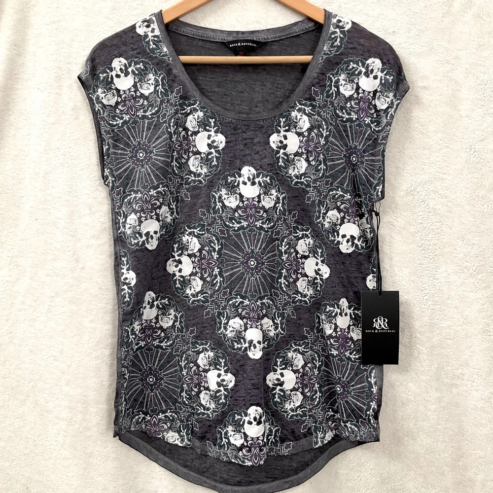 Rock & Republic Gray Skull Mandala Short Sleeve Tee